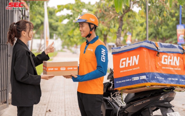 Shipper Giao Hàng Nhanh làm việc