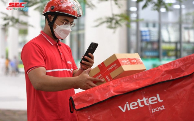 Shipper Viettel post giao hàng